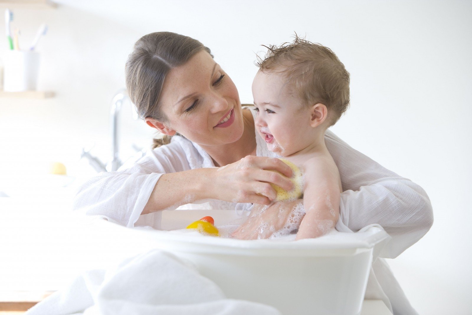 Daughter bath. Гигиена малыша. Купание малыша. Мама с малышом в ванне. Мытье ребенка.