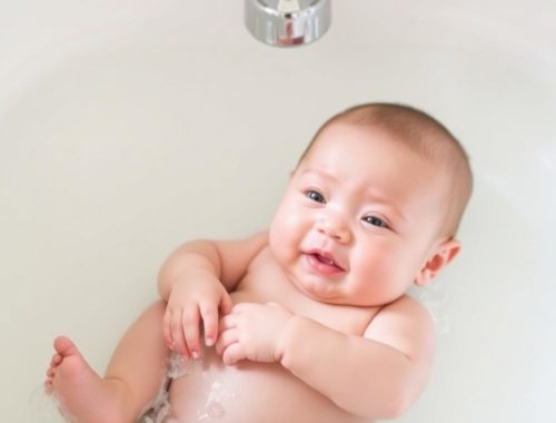 El primer baño del bebé: una guía paso a paso para convertirlo en un momento seguro y lleno de ternura